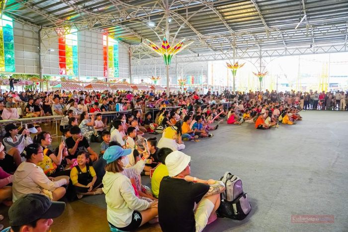 Chị Nguyễn Thị Thu Hà (ngụ phường Bảy Hiền) cho biết gia đình chị đến Suối Tiên từ 8 giờ sáng. “Tôi khá bất ngờ vì lượng khách quá đông. Các cháu rất thích không khí lễ hội, đặc biệt là khu buffet trái cây và các trò chơi mới. Dịp Quốc tế Thiếu nhi được miễn vé cho trẻ em cũng là một ưu đãi rất thiết thực”, chị Hà chia sẻ.