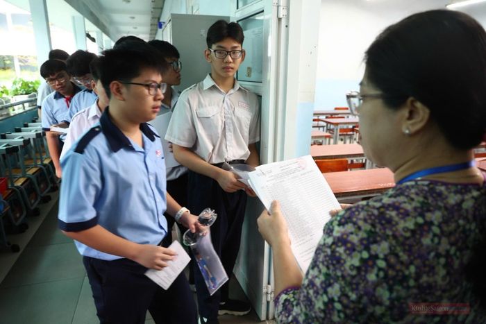 Toàn thành phố bố trí 242 điểm thi, gồm 226 điểm thi lớp 10 thường và 16 điểm thi chuyên, có 6.443 phòng thi và gần 18.000 cán bộ, giáo viên và nhân viên tham gia coi thi, giám sát và phục vụ năm nay.