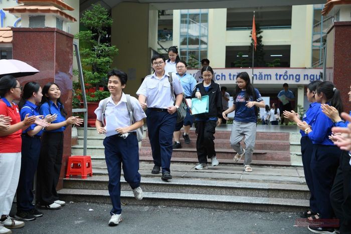 Các sĩ tử rạng rỡ niềm vui sau khi hoàn thành môn thi đầu tiên.
