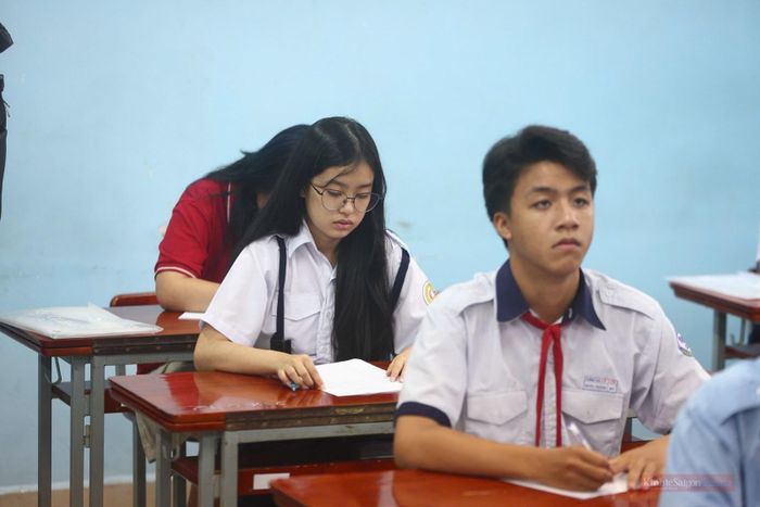 Với việc số lượng thí sinh tăng cao, chỉ tiêu tuyển sinh vào lớp 10 công lập tại TPHCM năm nay khoảng 118.500 học sinh. Điều này đồng nghĩa với việc khoảng 78% thí sinh có cơ hội trúng tuyển vào hệ công lập, trong khi phần còn lại sẽ chuyển hướng sang các loại hình giáo dục khác như trường ngoài công lập, giáo dục nghề nghiệp hoặc chương trình đào tạo phù hợp với định hướng cá nhân.