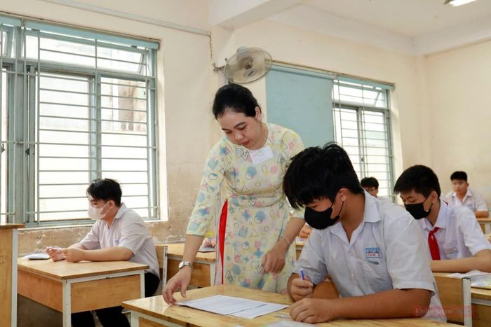 Lực lượng cán bộ coi thi được phân bổ tại các điểm thi nhằm đảm bảo kỳ thi diễn ra nghiêm túc, an toàn và đúng quy chế.