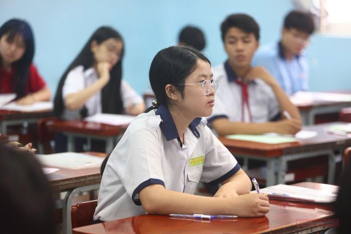 Sau môn Ngữ văn sáng nay, các thí sinh sẽ tiếp tục dự thi môn Ngoại ngữ vào chiều 1-6 và hoàn thành môn Toán vào sáng 2-6. Những học sinh đăng ký vào lớp chuyên hoặc lớp tích hợp sẽ tiếp tục dự thi môn chuyên, môn tích hợp vào chiều 2-6.