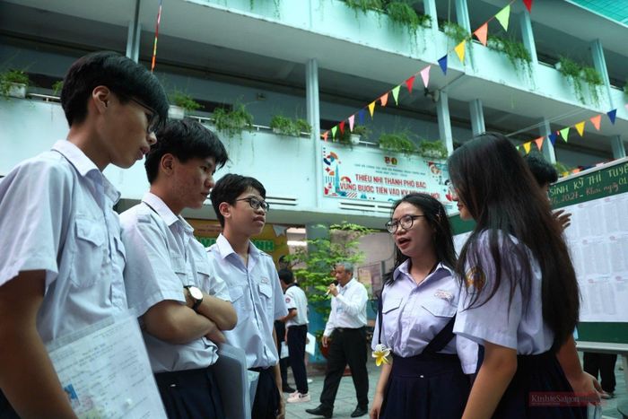 Kỳ thi diễn ra trong hai ngày 1 và 2-6. Thí sinh dự thi 3 môn bắt buộc gồm Ngữ văn, Toán và Ngoại ngữ. Trong đó, môn Ngữ văn và Toán có thời gian làm bài 120 phút, Ngoại ngữ 90 phút. Những thí sinh đăng ký vào lớp chuyên hoặc lớp tích hợp sẽ tiếp tục thi thêm môn chuyên hoặc môn tích hợp theo quy định riêng của từng chương trình.