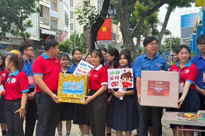 Lực lượng ‘Tiếp sức mùa thi’ luôn túc trực tại các điểm thi, kịp thời hỗ trợ thí sinh và phụ huynh trong suốt thời gian diễn ra kỳ thi.