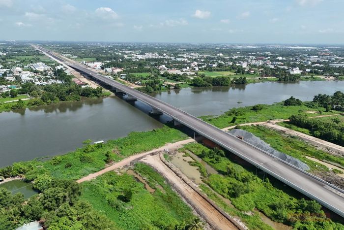 Theo ghi nhận của Kinh tế Sài Gòn, hiện cây cầu đã hoàn thiện các hạng mục quan trọng nhất, mặt cầu cũng đã được thảm bê tông nhựa.
