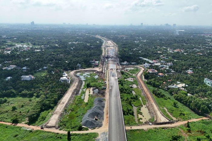 Các đơn vị thi công đẩy nhanh tiến độ hoàn thiện đường dẫn, đường gom và các tuyến kết nối với hạ tầng giao thông địa phương. Đây là những hạng mục cần nhiều thời gian do khu vực dự án có nền đất yếu.