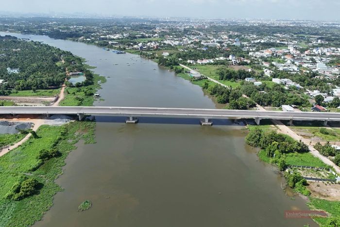 Đại diện nhà thầu cho biết cầu Bình Gởi được xây dựng với 218 cọc khoan nhồi và 22 nhịp cầu. Sau khi hoàn thành thảm nhựa mặt cầu, các đơn vị tiếp tục xử lý nền đất yếu, thi công đường dẫn, đường gom và đắp cát, lu lèn hai bên tuyến.