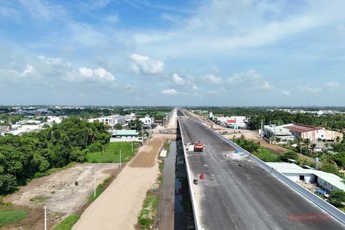 Trên công trường, các đội thi công đang khẩn trương triển khai những hạng mục cuối cùng để chuẩn bị cho kế hoạch thông xe kỹ thuật dự kiến vào tháng 9.