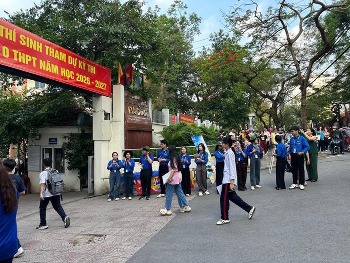 Thí sinh dự thi chuyên vào lớp 10 năm học 2026-2027 tại điểm thi Trường THCS Ba Đình sáng 1/6.