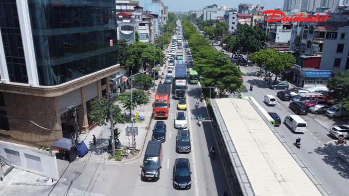 Theo ghi nhận, nhiều thời điểm dòng xe ùn tắc kéo dài tại khu vực nút giao Lê Trọng Tấn - Quốc lộ 6.