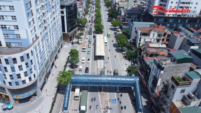 Những năm gần đây, tuyến đường Lê Trọng Tấn thường xuyên rơi vào tình trạng quá tải, đặc biệt tại khu vực giao cắt với Quốc lộ 6. Vào các khung giờ cao điểm sáng và chiều, dòng phương tiện từ các khu đô thị lớn như Văn Khê, Văn Phú, Park City, Dương Nội, Kiến Hưng... đổ dồn về nút giao khiến khu vực này thường xuyên ùn ứ kéo dài.