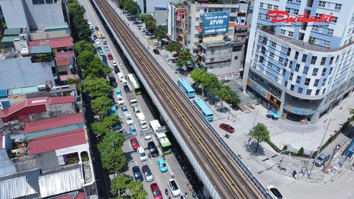Khu vực dự kiến xây dựng cầu vượt hiện sở hữu mạng lưới giao thông đa tầng phức tạp với hệ thống đường thấp, tuyến đường sắt đô thị Cát Linh - Hà Đông, cầu vượt đi bộ và tuyến buýt nhanh BRT... Hiện các đơn vị có liên quan đang tiến hành khảo sát, cắm mốc giới tiến hành GPMB để chuẩn bị thực hiện dự án.