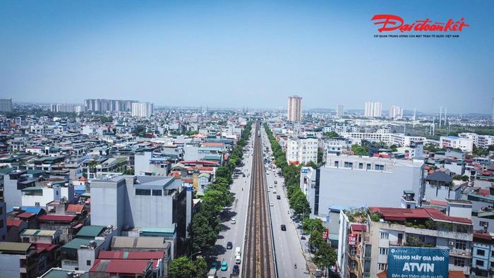 Đặc biệt, do cầu vượt phải băng qua phía trên tuyến đường sắt Cát Linh - Hà Đông ở cao độ lớn, các giải pháp kiến trúc cầu kỳ sẽ bị hạn chế về hiệu quả thẩm mỹ do tầm nhìn của người tham gia giao thông dưới mặt đất bị che khuất.