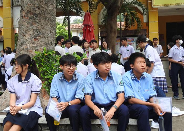 Hầu hết các thí sinh đều tới địa điểm thi từ khá sớm dù 7h30 mới bắt đầu làm bài. Ảnh: Đ.Xá.