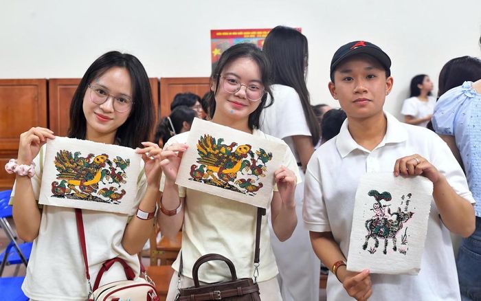 Các bạn trẻ thích thú với những sản phẩm tranh Đông Hồ do chính tay mình làm ra.