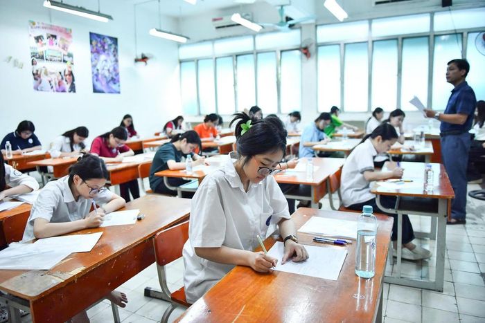 Thí sinh làm bài thi môn Ngữ văn kỳ thi vào lớp 10 THPT tại Hà Nội năm học 2026 - 2027. Ảnh: Quang Vinh