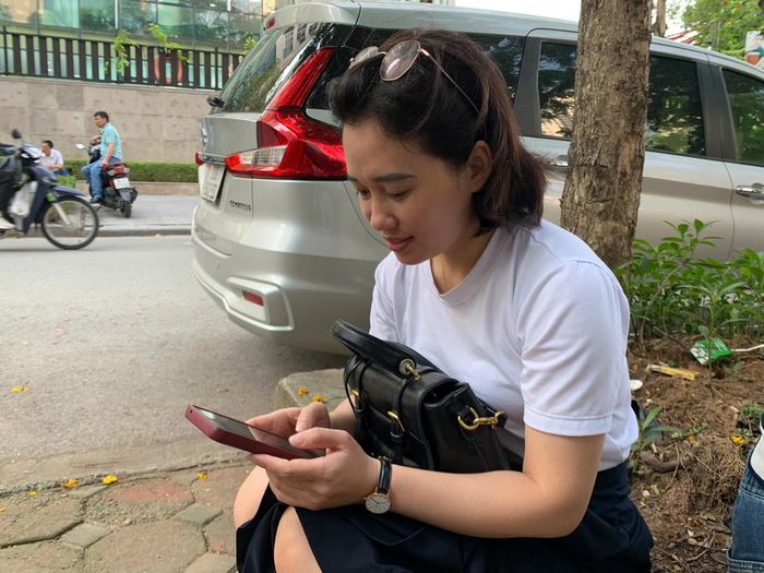 Chị Nguyễn Thị Huyền (phường Hoàng Mai, Hà Nội) cho biết, do lo ngại ùn tắc giao thông vào đầu tuần, gia đình đã đưa con đến điểm thi từ 6 giờ 20 phút sáng. Con chị đăng ký dự thi vào lớp chuyên tiếng Nhật. Trong quá trình ôn thi, con cũng có những thời điểm căng thẳng, áp lực nhưng với tính cách mạnh mẽ, em đã chủ động vượt qua để tập trung cho kỳ thi. Bản thân gia đình cũng không tránh khỏi lo lắng, song luôn cố gắng giữ tâm lý bình tĩnh để không tạo thêm áp lực cho con.“Con rất tự tin vào năng lực của mình. Ban đầu tôi từng khuyên con không nên thi chuyên vì lo áp lực học tập, nhất là khi môi trường này quy tụ nhiều học sinh giỏi và có điều kiện học tập tốt. Gia đình tôi cũng bình thường nên tôi sợ con sẽ chịu nhiều sức ép. Tuy nhiên, con vẫn kiên định với lựa chọn của mình và quyết tâm thử sức”, chị Huyền chia sẻ.