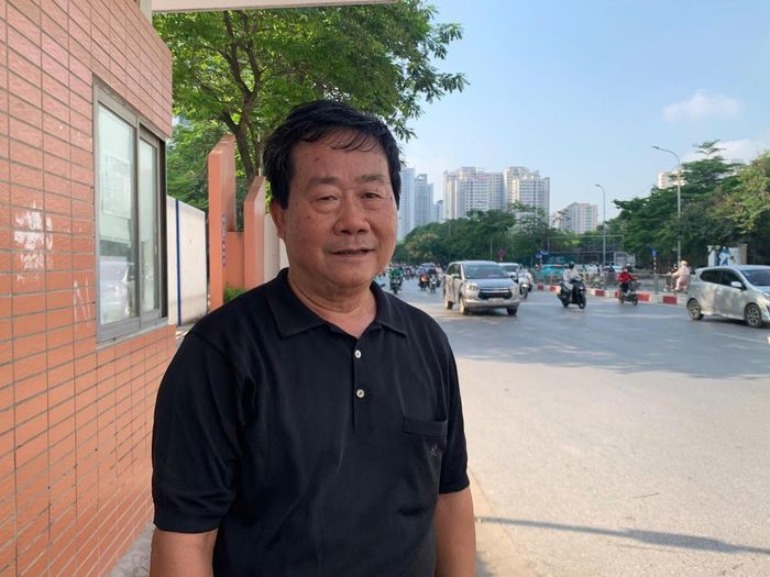 Ông Nguyễn Hải Đường (phố Hàng Chiếu, Hà Nội) có con thi môn Ngữ văn và tiếng Anh chuyên tại điểm thi Trường THPT Chuyên Hà Nội – Amsterdam chia sẻ đã 3 ngày liên tiếp hai vợ chồng ông đều đưa con đi thi. Để tiện đi lại và đề phòng chuyện tắc đường hay những rủi ro khó có thể lường trước, gia đình thuê trọ ngay gần trường. Trong quá trình thi, bố mẹ ngồi đợi ngay gần cổng trường để khi con ra khỏi trường thi là nhìn thấy phụ huynh luôn sẽ yên tâm hơn. Dù rất tin tưởng vào năng lực của con, ông Đường cho biết gia đình không tạo áp lực về thành tích học tập. Theo ông, điều quan trọng nhất là giữ gìn sức khỏe, rèn luyện đạo đức, bồi đắp tri thức để sau này trở thành người có ích cho xã hội. 