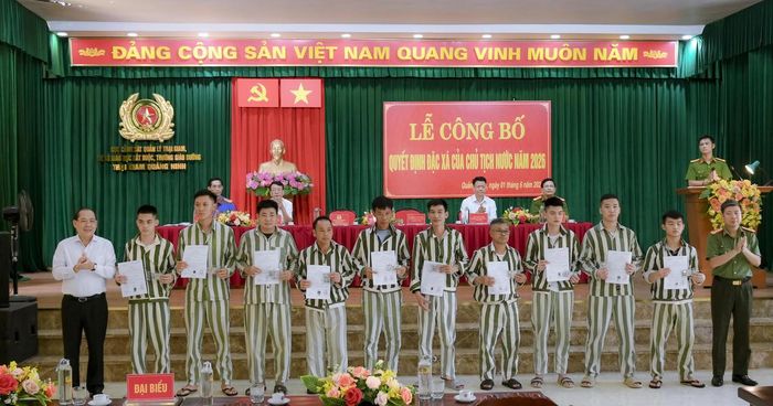 Ông Hoàng Công Thủy, Phó Chủ tịch Ủy ban Trung ương MTTQ Việt Nam, Ủy viên Hội đồng tư vấn đặc xá năm 2026 và Đại tá Phan Thành Bá, Phó Cục trưởng A09, Ủy viên Ban chỉ đạo về đặc xá năm 2026 của Bộ Công an trao Giấy chứng nhận đặc xá cho các phạm nhân. Ảnh: PT. 