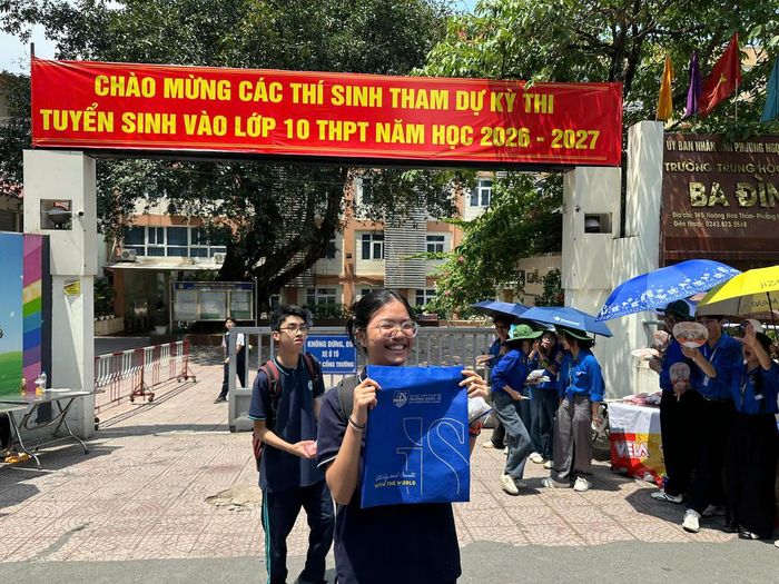 Niềm vui của thí sinh sau khi hoàn thành các môn chuyên.