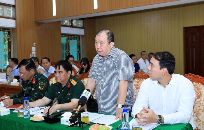 Lãnh đạo Công ty cổ phần Tương lai sông Hồng đại diện liên danh chủ đầu tư báo cáo tiến độ triển khai Dự án đầu tư Khu đô thị đa mục tiêu tại xã Thư Lâm, Đông Anh.