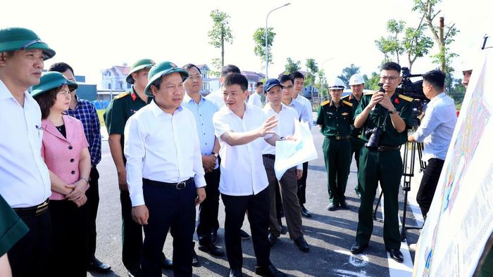 Chủ tịch UBND TP Hà Nội Vũ Đại Thắng kiểm tra thực địa và nghe báo cáo về tình hình triển khai Dự án đầu tư Khu đô thị đa mục tiêu tại xã Thư Lâm, Đông Anh.