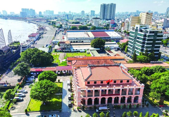 TP.HCM cần tiếp tục hoàn thiện theo hướng chuyển từ tư duy quản lý địa giới hành chính sang tư duy vận hành siêu đô thị số, kinh tế tri thức và quản trị vùng hiện đại. Ảnh: THUẬN VĂN