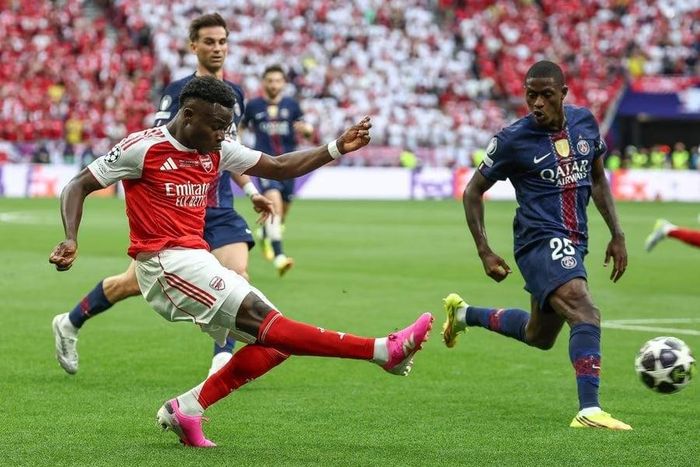  Saka và đồng đội lép vế trước sức tấn công mạnh mẽ của PSG. Ảnh: PSS. 