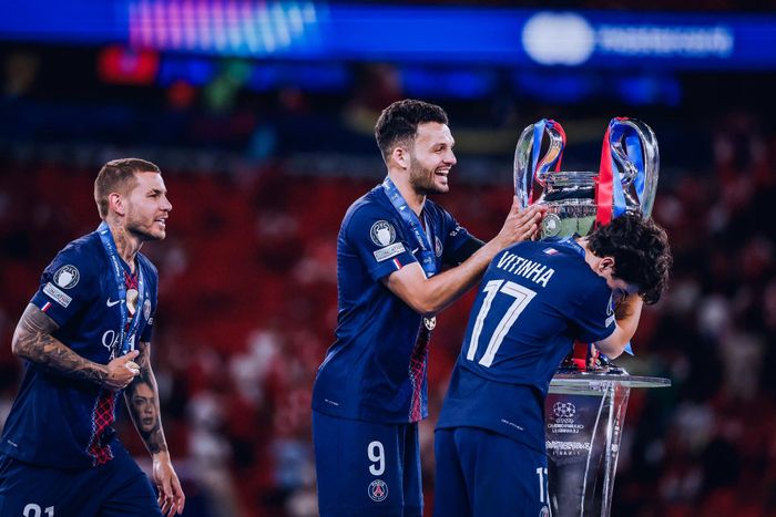  Cầu thủ PSG hạnh phúc với chiếc cúp bạc danh giá. Ảnh: PSS. 