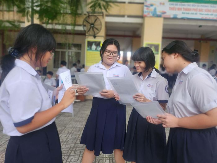  Thí sinh trò chuyện với nhau trước giờ thi lớp 10. Ảnh: NGUYỄN QUYÊN 