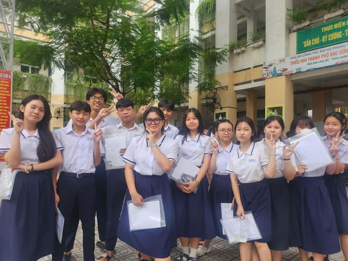  Thí sinh rất tự tin trước khi bước vào bài thi môn Ngữ Văn sáng nay. Ảnh: NGUYỄN QUYÊN 