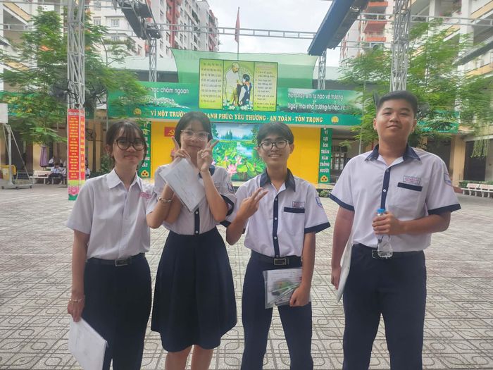  Nụ cười rạng ngời của các sĩ tử trước giờ thi lớp 10. Ảnh: NGUYỄN QUYÊN 
