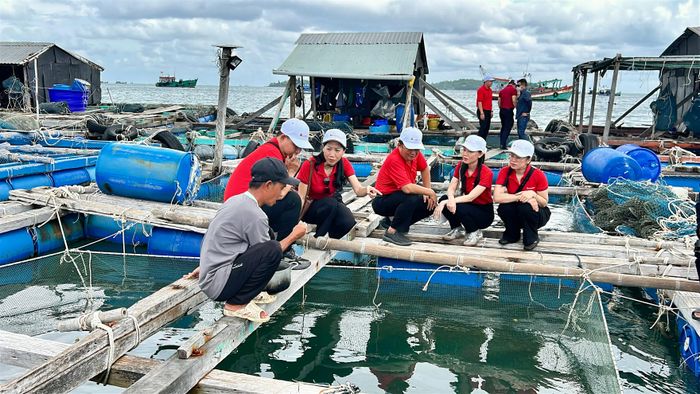  Từ những bè cá ở Nam Du có thể thấy câu chuyện nuôi biển gắn chặt với bài toán vốn, nơi tín dụng trở thành điểm tựa giúp người dân duy trì và mở rộng sinh kế. 