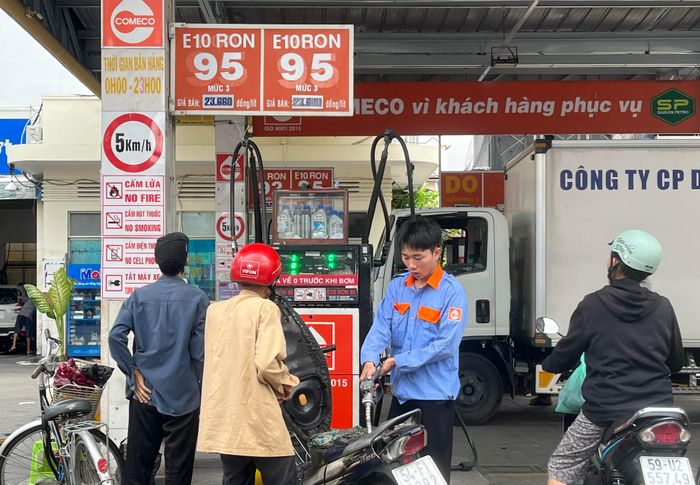  Người dân TP.HCM đổ xăng E10 trong ngày 30-5. 