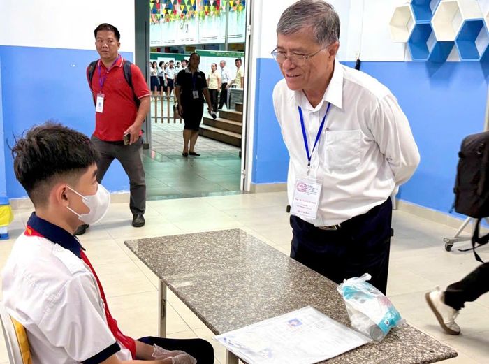  Ông Nguyễn Văn Hiếu, Giám đốc Sở GD&amp;ĐT TP.HCM thăm hỏi thí sinh được bố trí thi riêng tại Trường THCS Đoàn Thị Điểm. Ảnh: HẢI NHI 