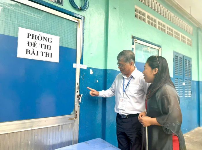  Giám đốc Sở GD&amp;ĐT TP.HCM Nguyễn Văn Hiếu kiểm tra phòng chứa đề thi và bài thi. Ảnh: HẢI NHI 