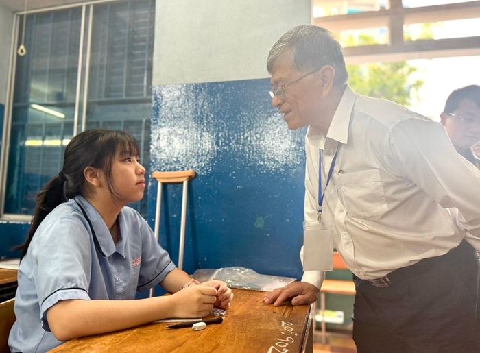  Ông Nguyễn Văn Hiếu thăm hỏi học sinh bị gãy chân tại Trường THCS Lê Lợi. Ảnh: HẢI NHI 