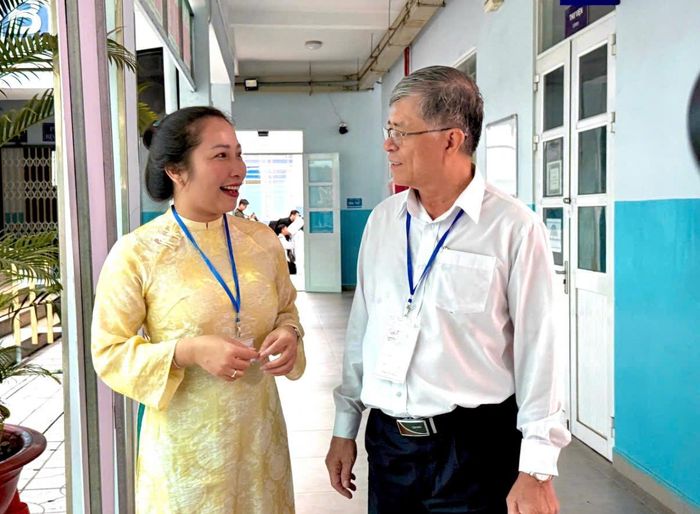  Ông Nguyễn Văn Hiếu, Giám đốc Sở GD&amp;ĐT TP.HCM thăm hỏi Trưởng điểm thi Trường Đoàn Thị Điểm. Ảnh: HẢI NHI 