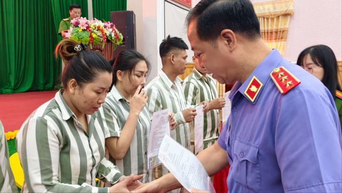  Đại diện VKSNDTC trao quyết định đặc xá cho phạm nhân. Ảnh: VÕ TÙNG 