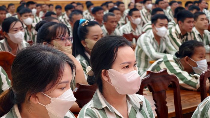  Các phạm nhân hồi hợp chờ nghe đọc quyết định đặc xá. Ảnh: VÕ TÙNG 