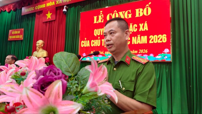  Đại tá Nguyễn Anh Dũng, Giám thị Trại giam Xuân Lộc, công bố danh sách phạm nhân được đặc xá. Ảnh: VÕ TÙNG 