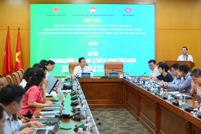 Quang cảnh buổi họp báo.