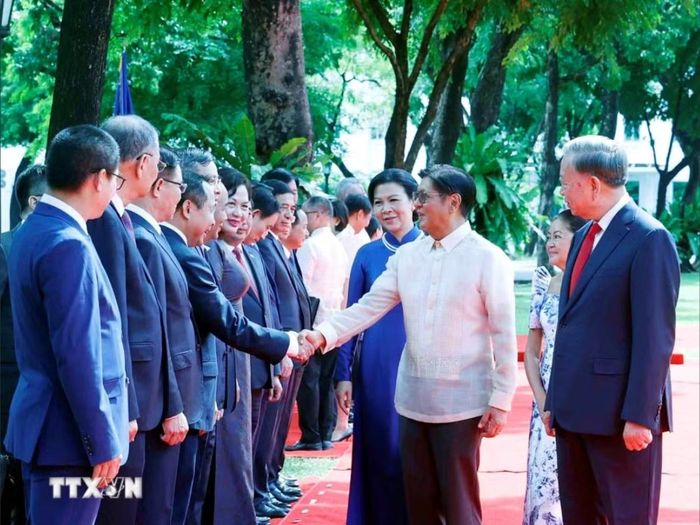  Tổng Bí thư, Chủ tịch nước Tô Lâm giới thiệu với Tổng thống Philippines Ferdinand Romualdez Marcos Jr. và Phu nhân thành viên đoàn cấp cao Việt Nam dự Lễ đón. Ảnh: TTXVN 