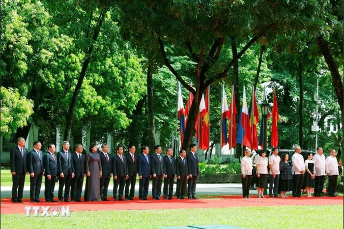  Thành viên chính thức đoàn cấp cao hai nước tham dự Lễ đón. Ảnh: TTXVN 