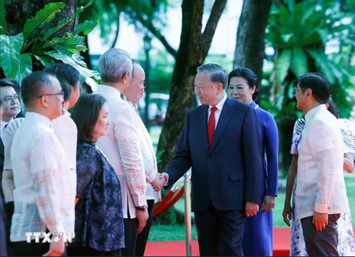  Tổng thống Philippines Ferdinand Romualdez Marcos Jr. giới thiệu với Tổng Bí thư, Chủ tịch nước Tô Lâm và Phu nhân thành viên đoàn cấp cao Việt Nam dự Lễ đón. Ảnh: TTXVN 