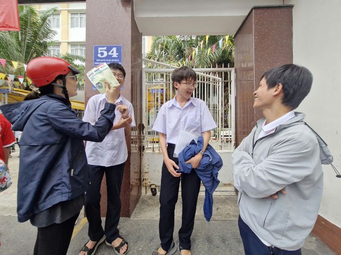  Nguyễn Tấn Hùng (thứ 2 từ phải qua) ấn tượng với chủ đề "Những sắc màu cảm xúc" trong đề Văn thi lớp 10. Ảnh: NGUYỄN QUYÊN 