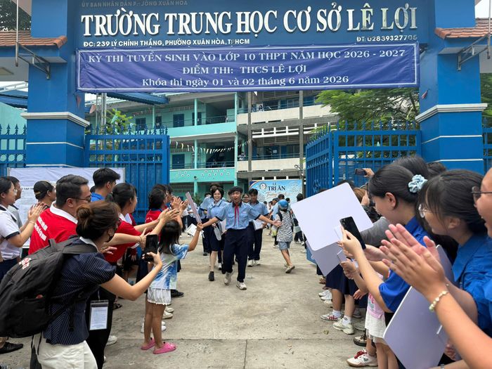  Sĩ tử tươi cười rạng rỡ sau khi kết thúc bài thi môn văn trong kỳ thi lớp 10. Ảnh: HẢI NHI 