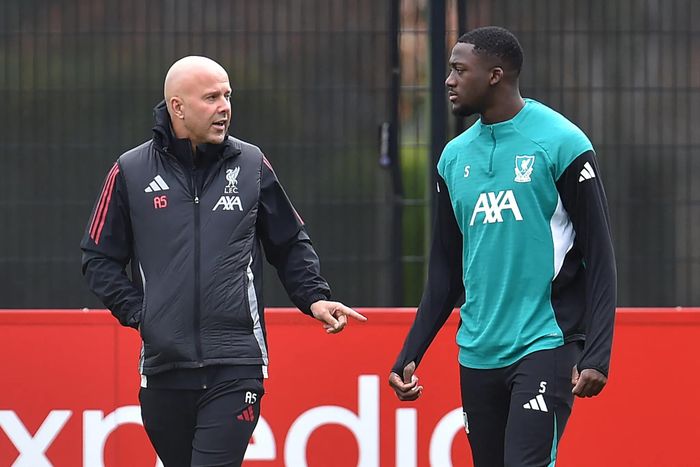 Cả Arne Slot lẫn Ibrahima Konate đều chia tay đội chủ sân Anfield. ẢNH: AFP