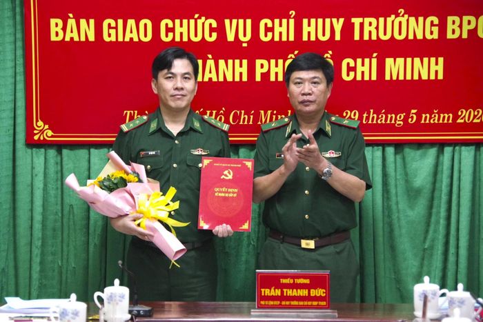 Trung tá Lê Việt Hải nhận quyết định bổ nhiệm giữ chức Chỉ huy trưởng Ban Chỉ huy Biên phòng cửa khẩu cảng TP.HCM, Bộ đội Biên phòng TP.HCM. Ảnh: BĐBP TP.HCM