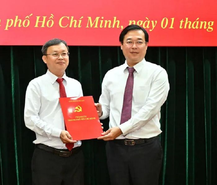  Phó Bí thư Thường trực Thành ủy TPHCM trao quyết định tiếp nhận, điều động, chỉ định đồng chí Nguyễn Xuân Hoàng. Ảnh: VIỆT DŨNG/SGGP 